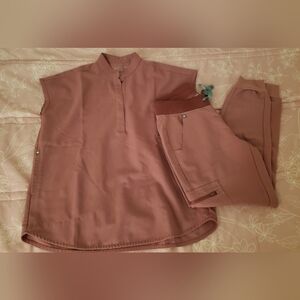 used. figs scrubs. Rafaela Over size scrub top (XXS) jogger pants (XSP)